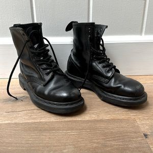 Dr. Martens black boots the original size US M6 unisex